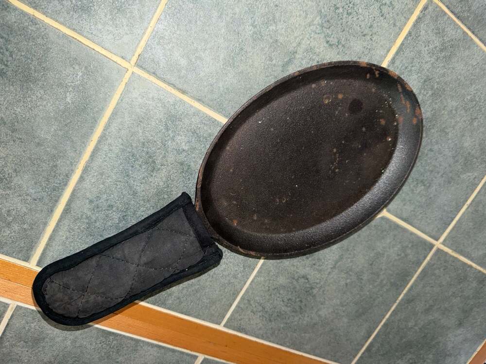 Oval Cast Iron Sizzling Fajita Skillet with Quilted Handle Cover